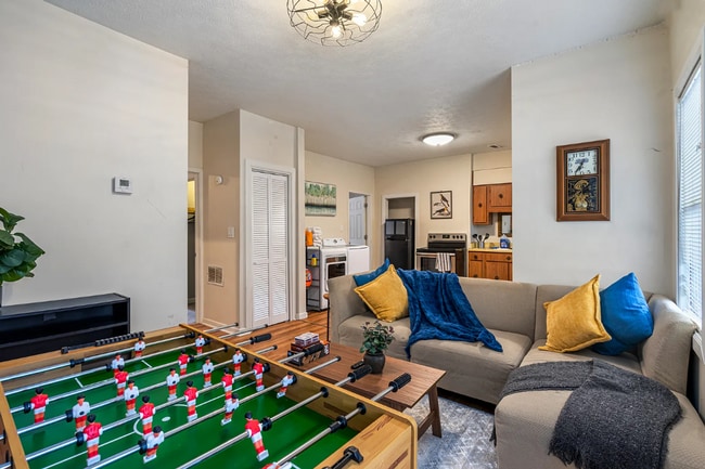 Building Photo - *Recently Updated 2BD/1BA Apartment availa...