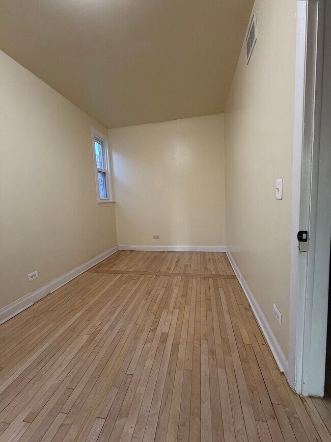 2da Habitación - 2423 S 57th Ct