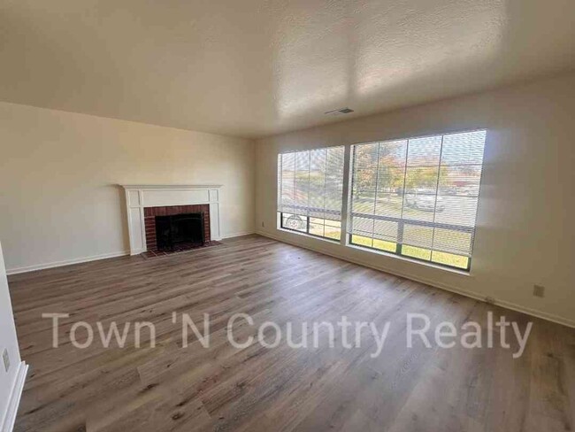 Building Photo - 3 Bedroom 2 Bath Home in North Salinas!