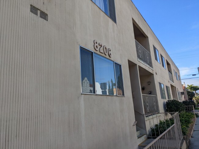 Building Photo - 8206 Romaine St