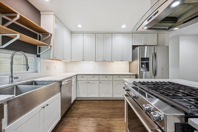 Foto del edificio - 6814 Langston Dr