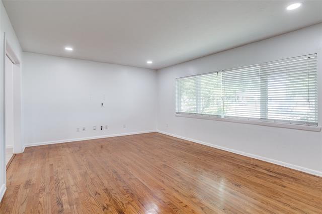 Foto del edificio - 6418 E Lovers Ln