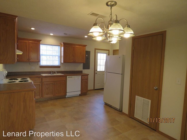 Building Photo - 721 E Kings Carriage Blvd