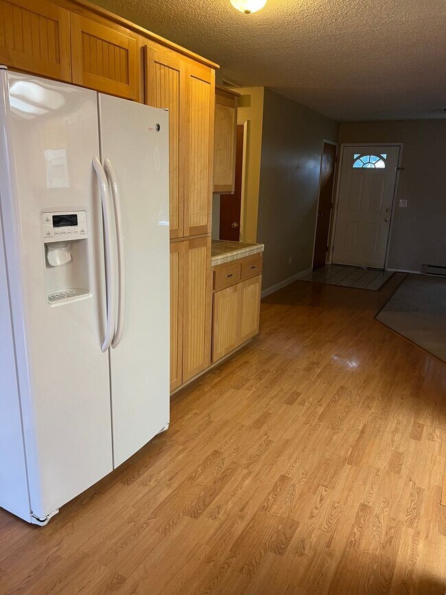 Building Photo - 3BED 2BATH - GARAGE, LAUNDRY & BEAUTIFUL YARD