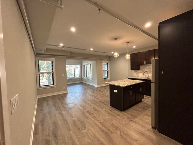 Building Photo - 1000 Crain St