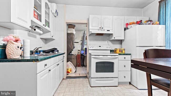 Building Photo - 122 Verbeke St