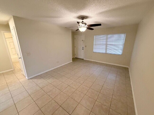 Building Photo - 2-bedroom, 1-bath half-duplex is move-in ready
