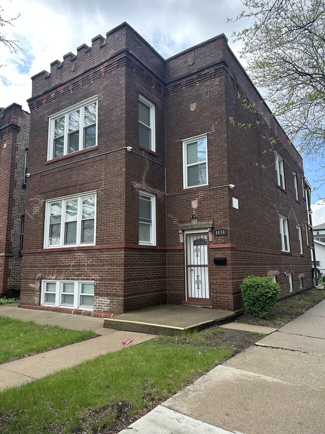 Building Photo - 1656 N Monitor Ave