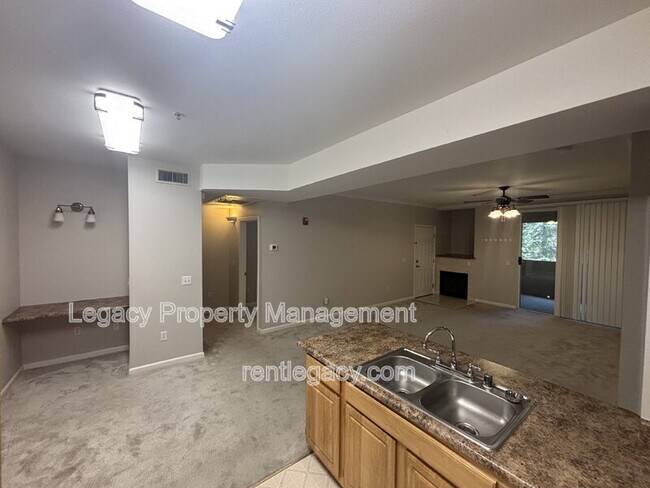 Foto del edificio - 501 Gibson Dr