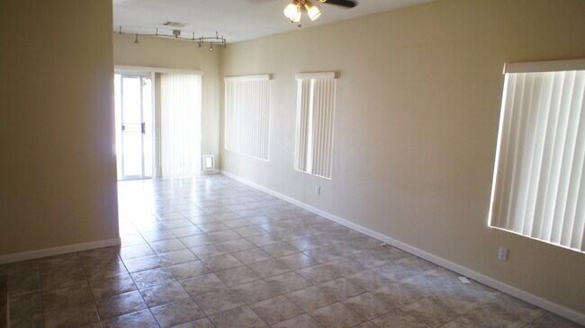Building Photo - SINGLE STORY HOME 3 BEDROOMS / 2 FULL BATH...