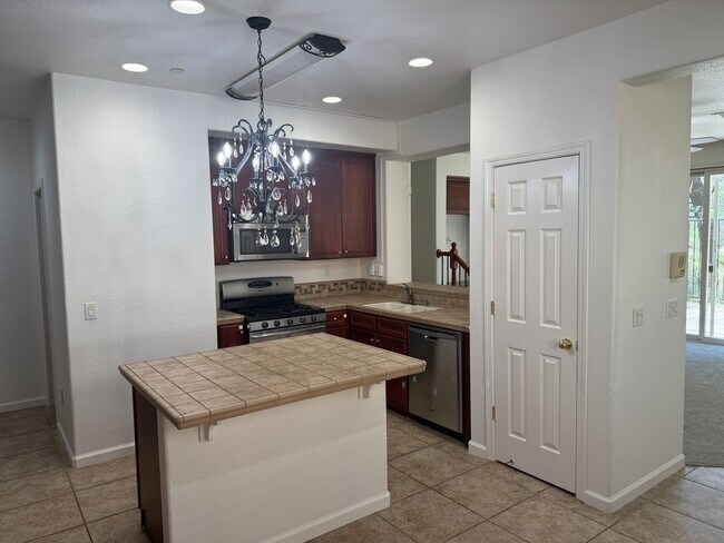 Foto del edificio - NICE 2-STORY CONDO 3 BED, 2.5 BATH, & 2 CAR GARAGE NEAR SHOPPING & HWY 50!