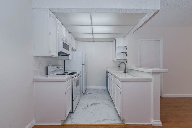 Building Photo - 355 S Madison Ave