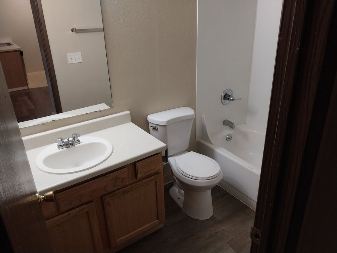 Building Photo - 1 bedroom 1 bathroom bottom floor downstairs apartment - Granvue Apartments