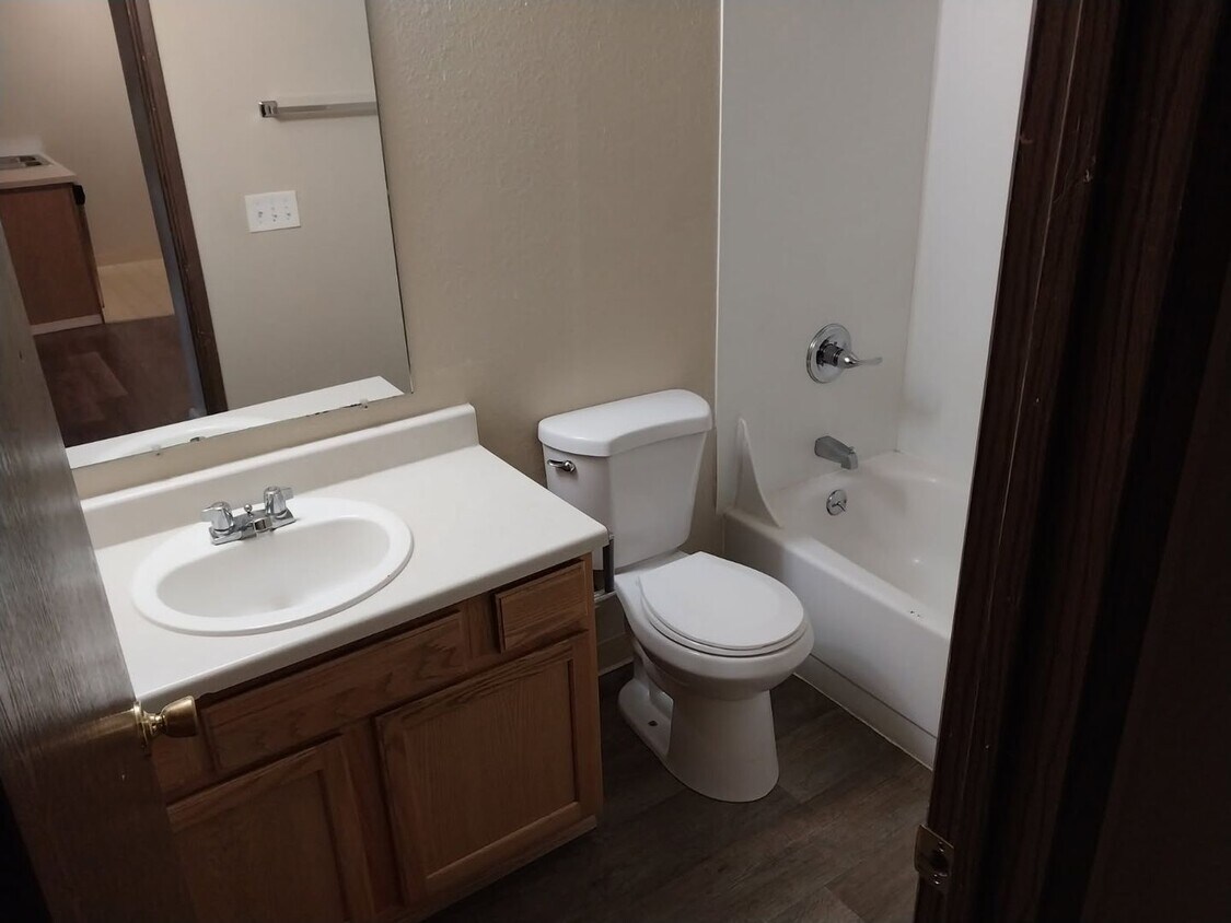 Foto del edificio - 1 bedroom 1 bathroom bottom floor downstairs apartment - Granvue Apartments