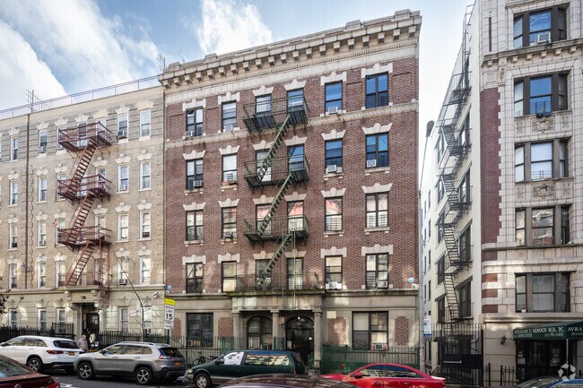 Building Photo - 560 W 160th St