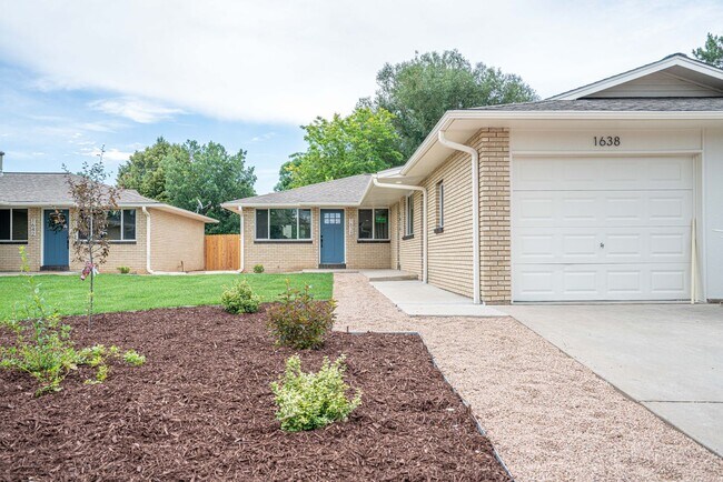 Foto del edificio - Charming Fully Remodeled 2 Bedroom, 1 Bath Duplex