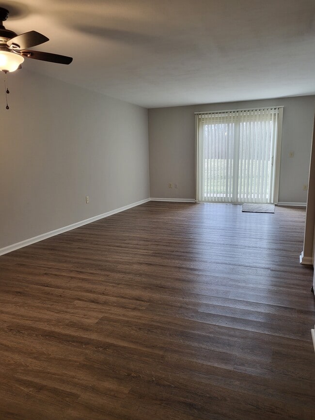 Living/dining room - 9505 Centerbrook Ct