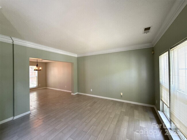 Foto del edificio - 6518 Harburn Forest Dr