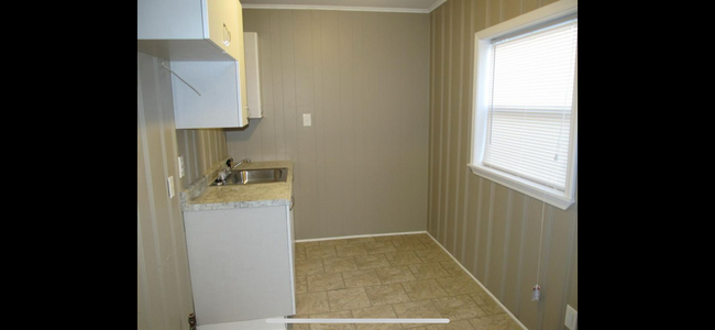 Building Photo - 10706 Hickman Mills Dr