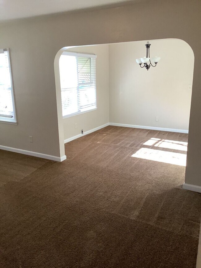 Foto del edificio - Cozy and Spacious 2-Bedroom House!