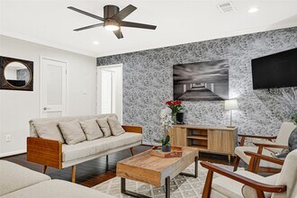 Building Photo - 5534 Loch Lomond Dr