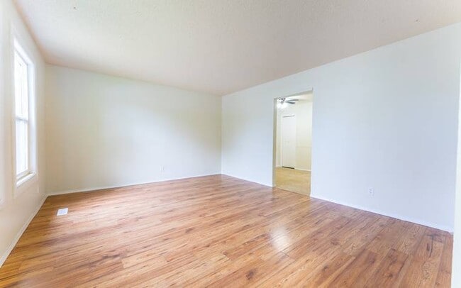 Building Photo - 809 Steeves Ave
