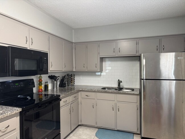 Building Photo - Spacious 4-Bedroom Home with Den, Fenced Yard & 3-Car Garage. Available Late July!