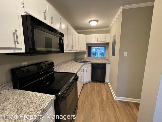 Building Photo - 2 br, 1.5 bath House - 215 #C  Village Lane