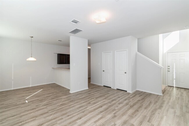 Foto del edificio - 3210 Honeysuckle Dr