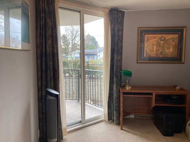 Photo du bâtiment - 2210 Cadboro Bay Rd