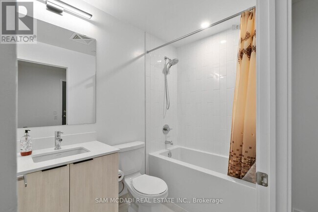 Photo du bâtiment - 2485 Eglinton Ave W