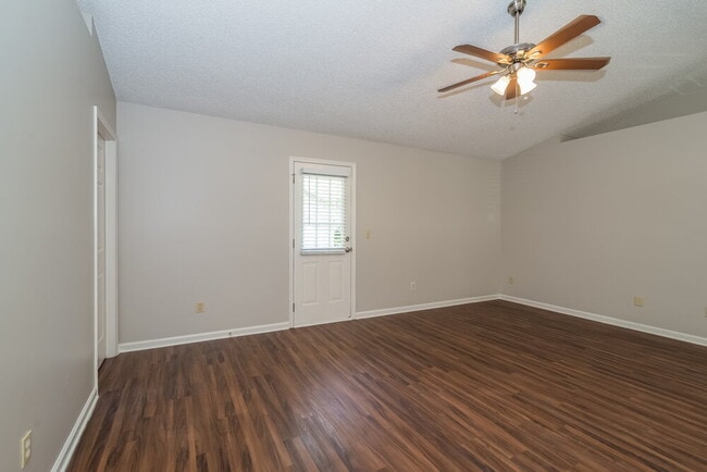 Building Photo - 3032 Twin Oak Dr S