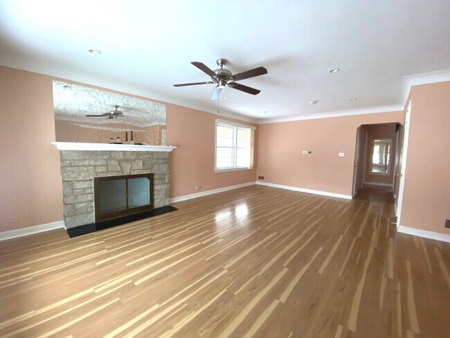 Building Photo - 306 W Lonnquist Blvd