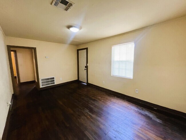 Building Photo - 717 Ne 25, 2bed, 1bath