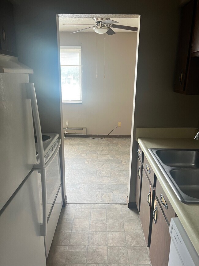 2951 9th St Unit 5, Marion, IA 52302 Room for Rent in Marion, IA