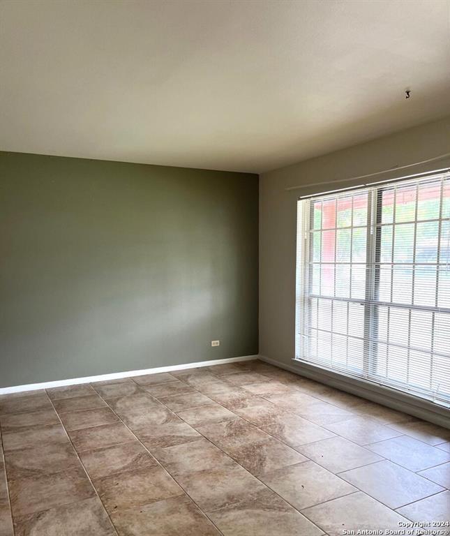 Building Photo - 136 Valley Oak Dr