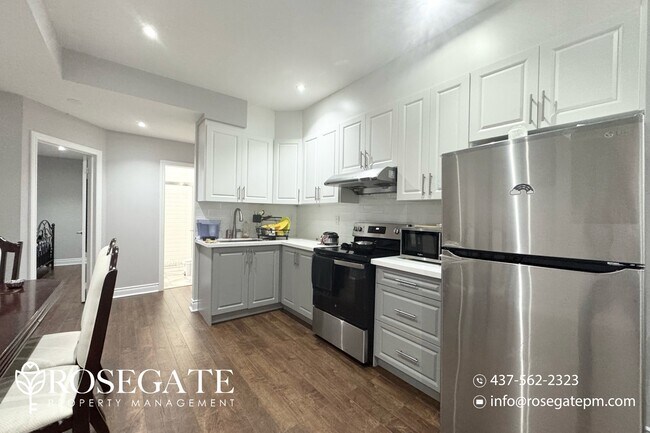 Building Photo - Renovated 2-Bedroom Suite | 900 Sq Ft | Fa...