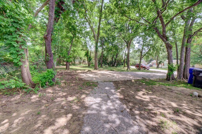 Foto del edificio - Recently Remodeled 2 Bed 1 Bath! Coming Soon!