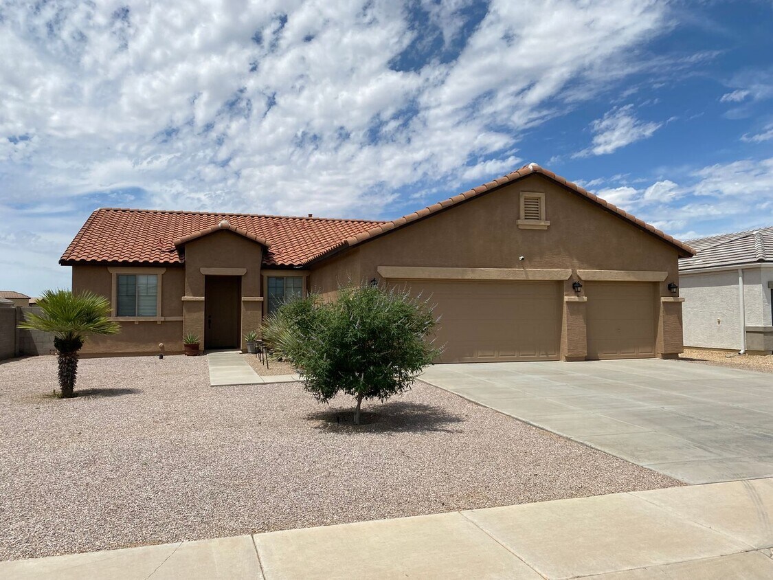 Primary Photo - Exceptional 4BR/2BA Home in Magma Ranch! T...