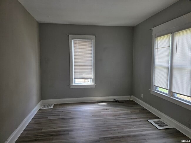 Building Photo - 114 E Maywood Ave