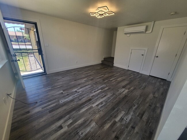 Building Photo - Gorgeous & Modern - 3410 Woodside Dr. Cars...
