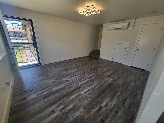 Foto del edificio - Gorgeous & Modern - 3410 Woodside Dr. Cars...