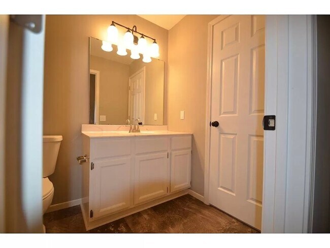 Building Photo - Beautifully Updated End-Unit Townhome – Av...