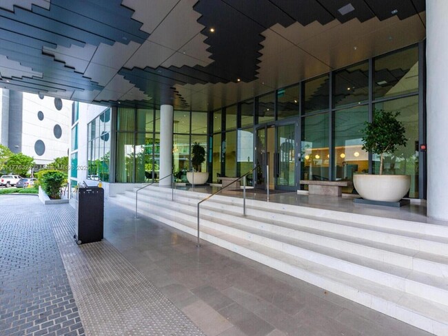 Foto del edificio - 650 NE 32nd St