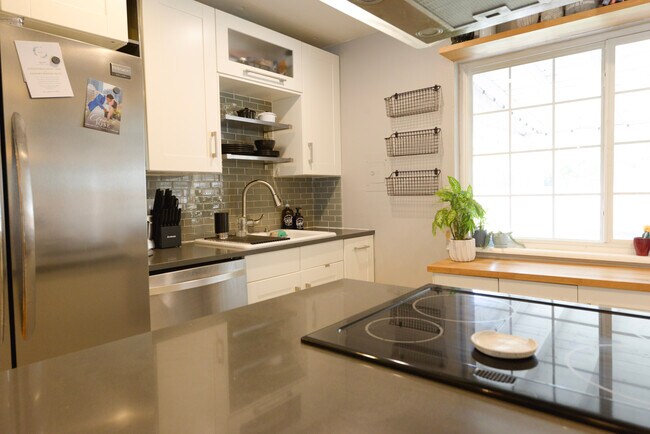 Kitchen - 932 S Holly St