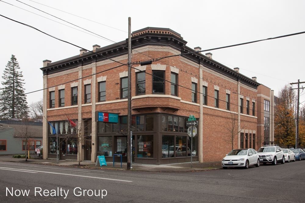 Primary Photo - 3037 N Williams Ave