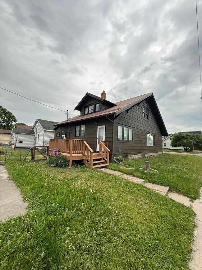 Building Photo - 12 6th Ave E