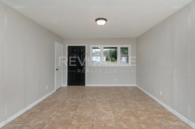 Foto del edificio - 3 Bed/1 Bath Home with Large Yard and Fence!