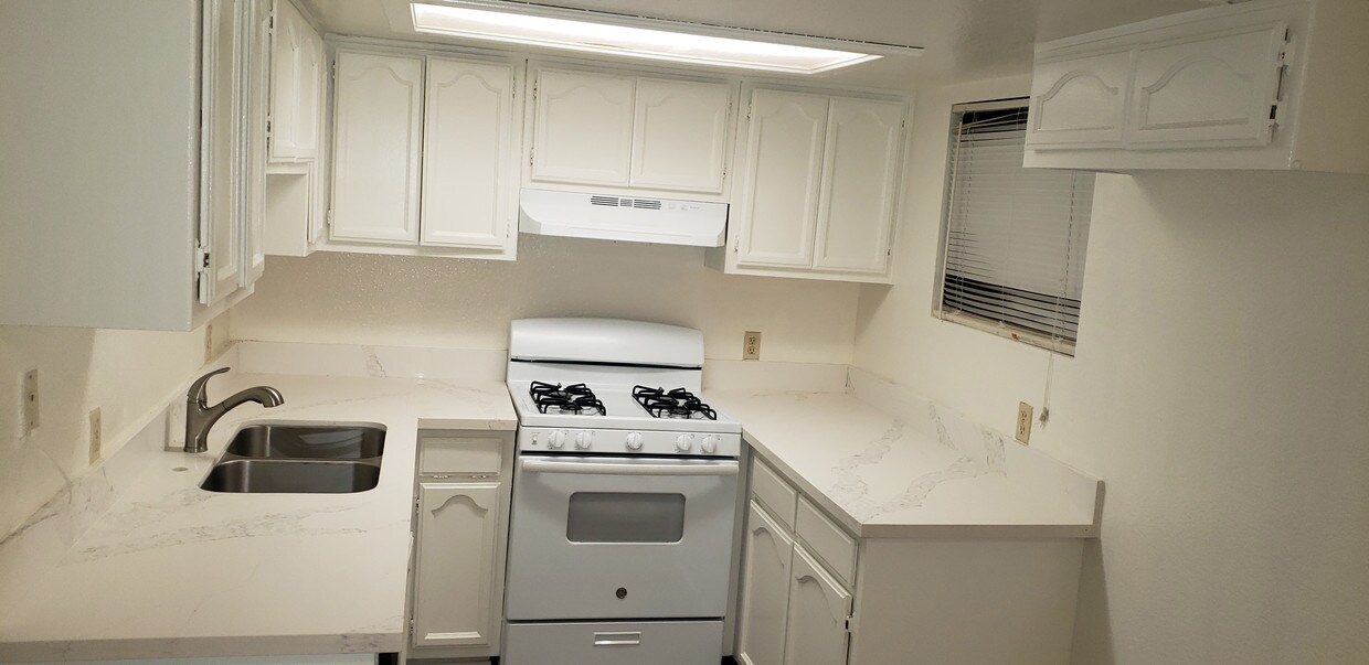 Foto principal - 713 E Altadena Dr