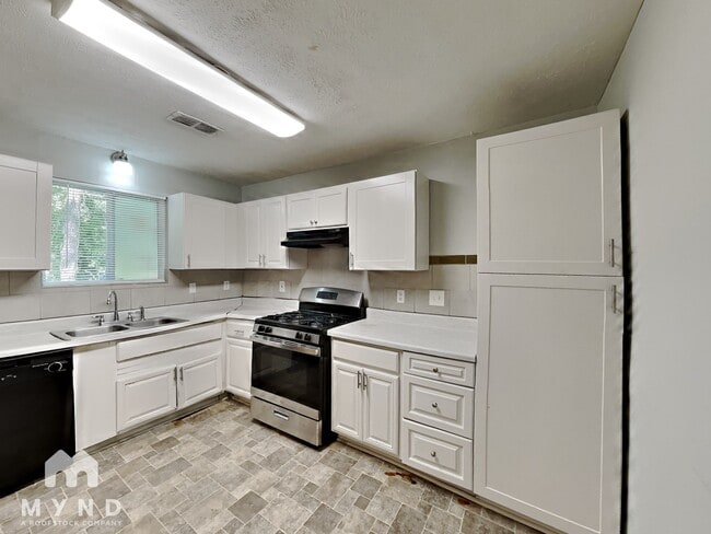 Building Photo - 8275 Brittany Ln